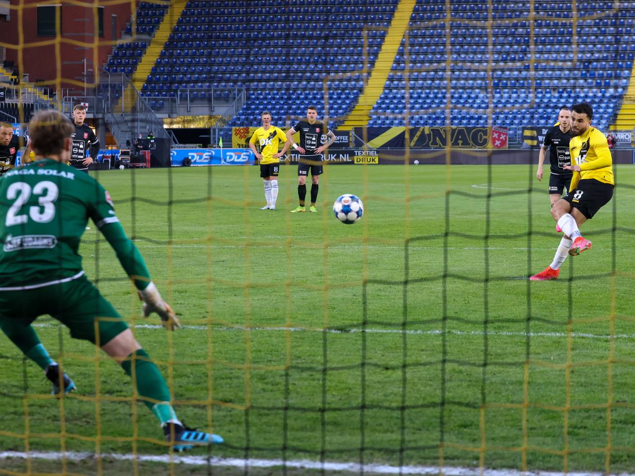 Mounir El Allouchi scoort voor NAC vanuit een strafschop.