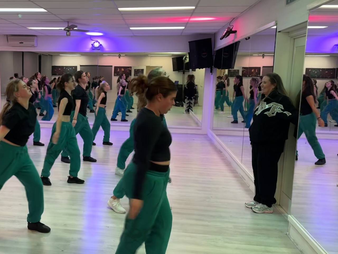 Dansinstructrice Tamara Snoeren van De Dansfabriek tijdens één van haar lessen (foto: Niek de Bruijn)