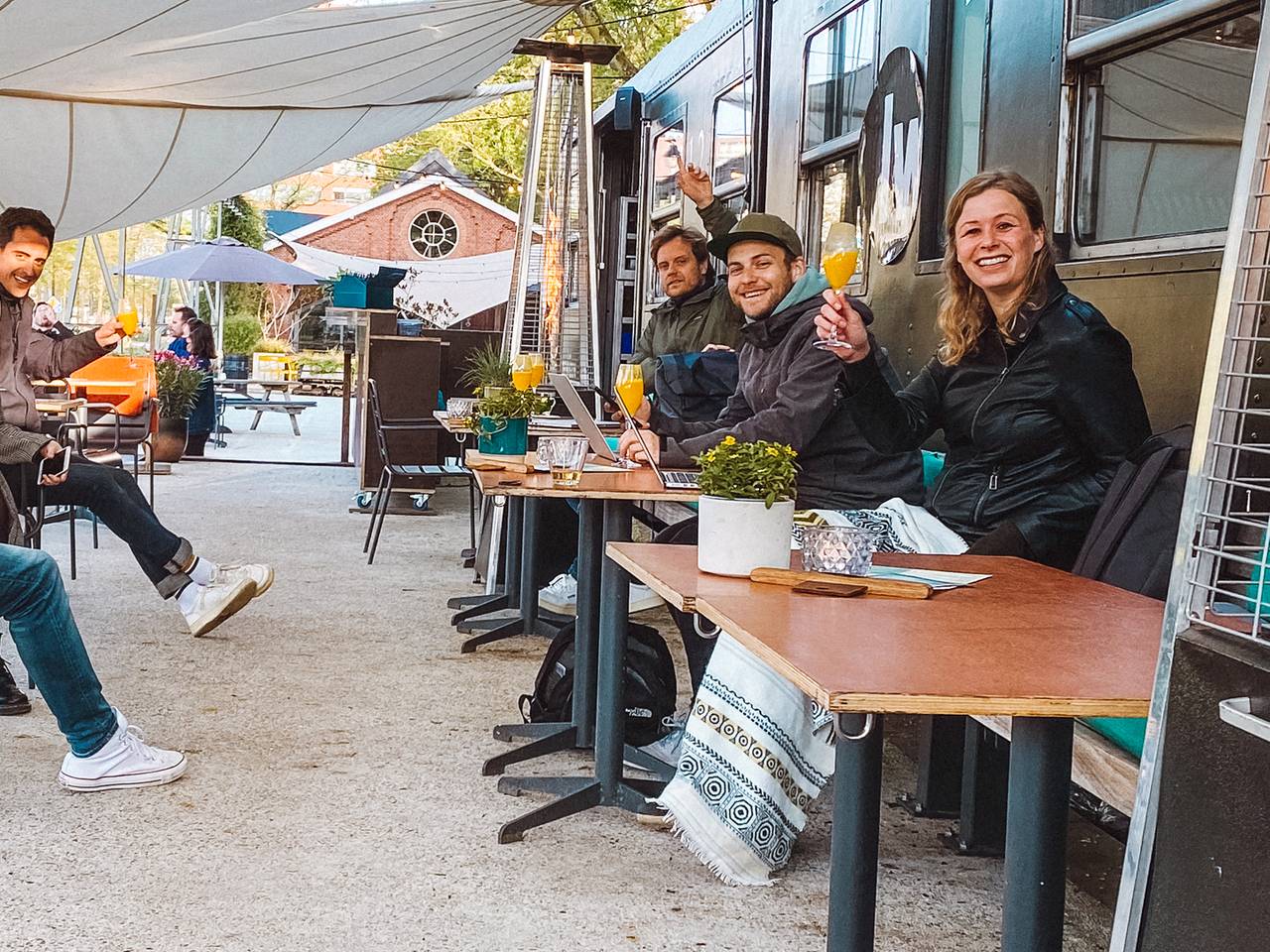 In alle vroegte op het terras in Tilburg (foto Sanne Stenvert).