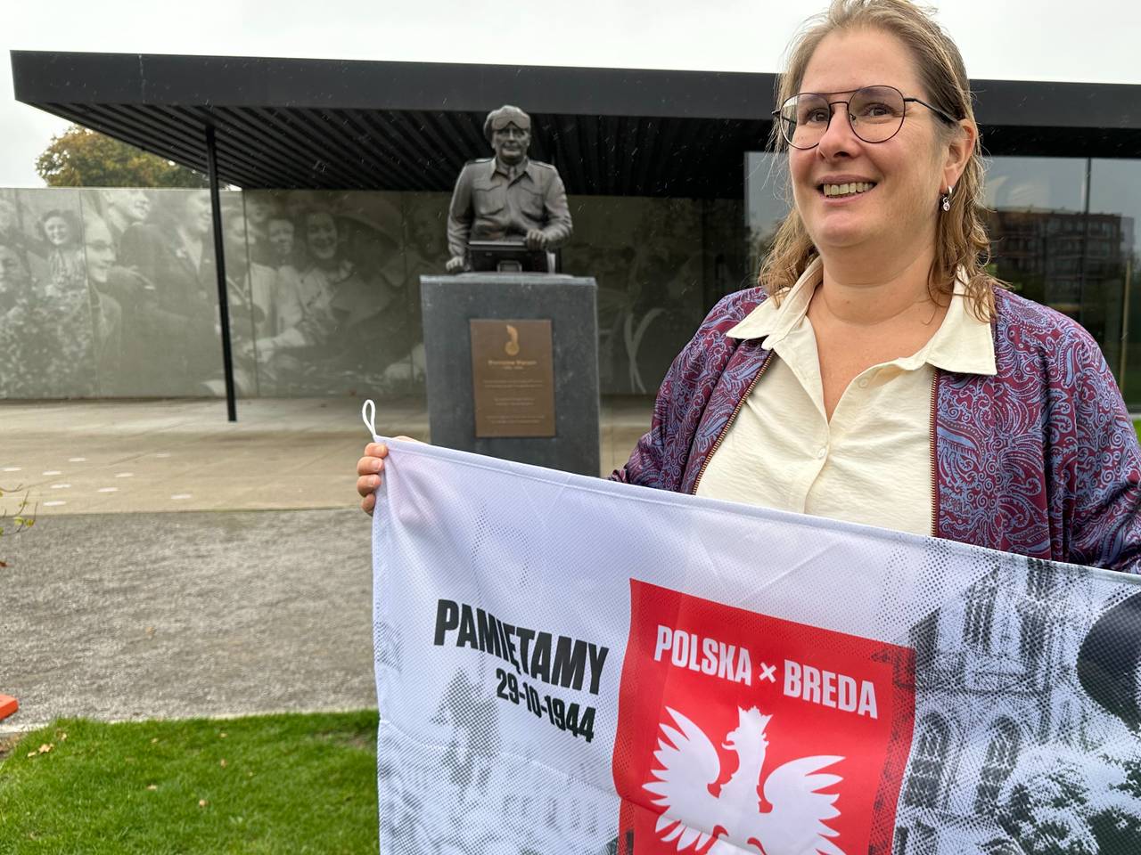 Wendy Dujardin met de speciale bevrijdingsvlag (foto: Ronald Sträter).