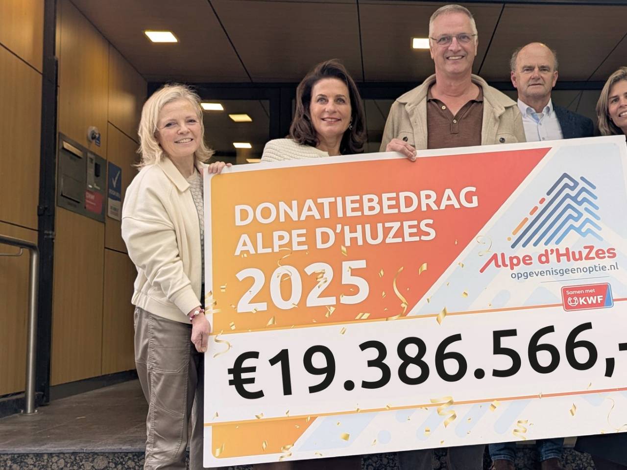 Bestuursleden van Alpe d'huZes en de directie van KWF Kankerbestrijding zijn trots (foto: Alpe d'HuZes).