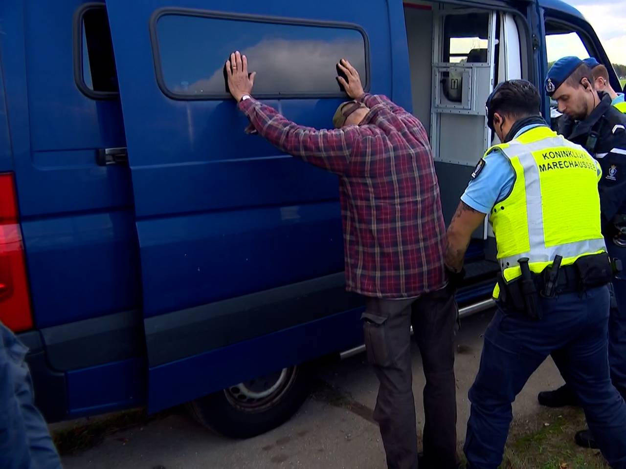 Vijf demonstranten opgepakt bij vliegbasis Volkel na graven tunnel