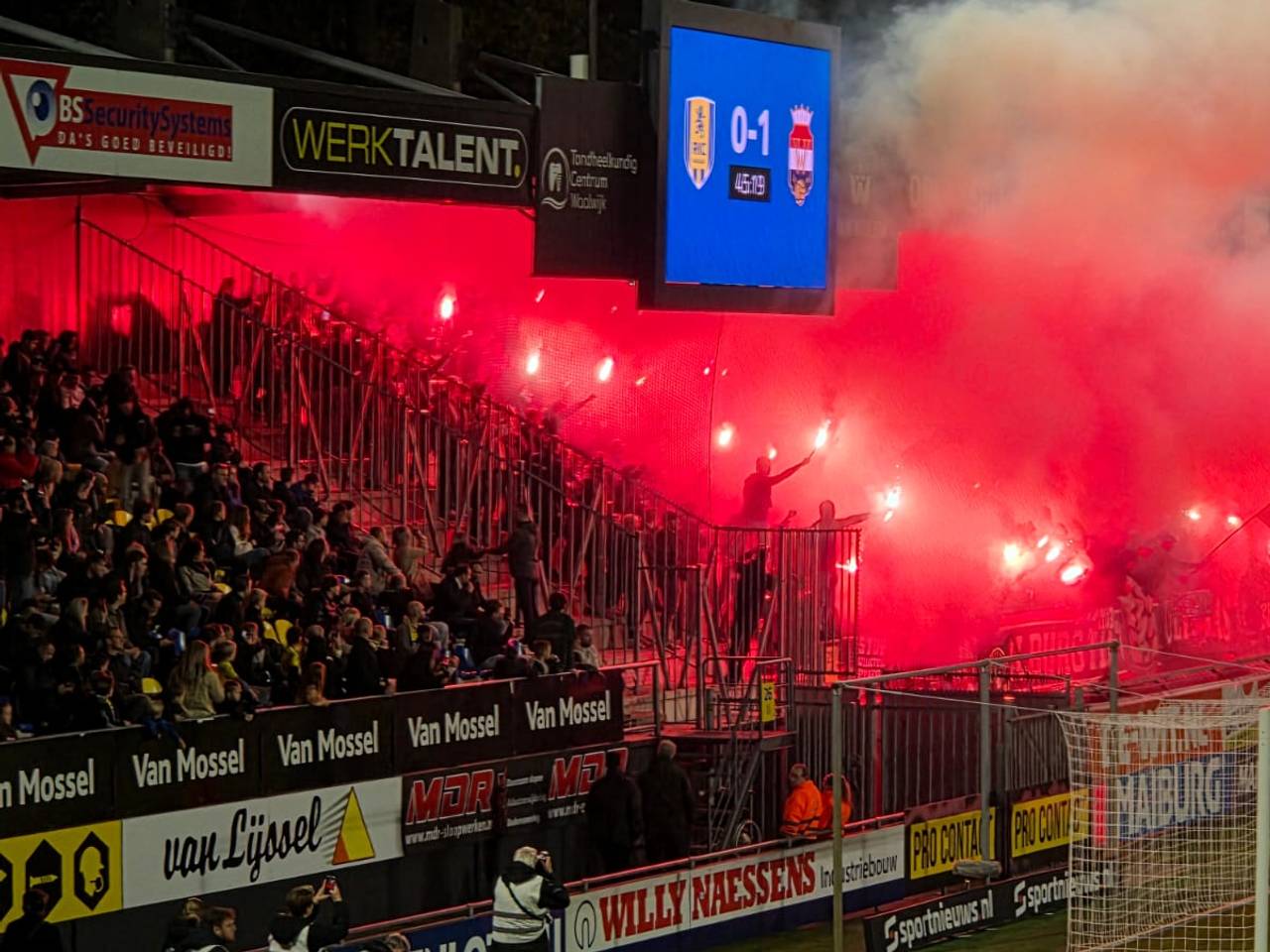 Fakkels bij de supporters van Willem II (foto: Leon Voskamp).