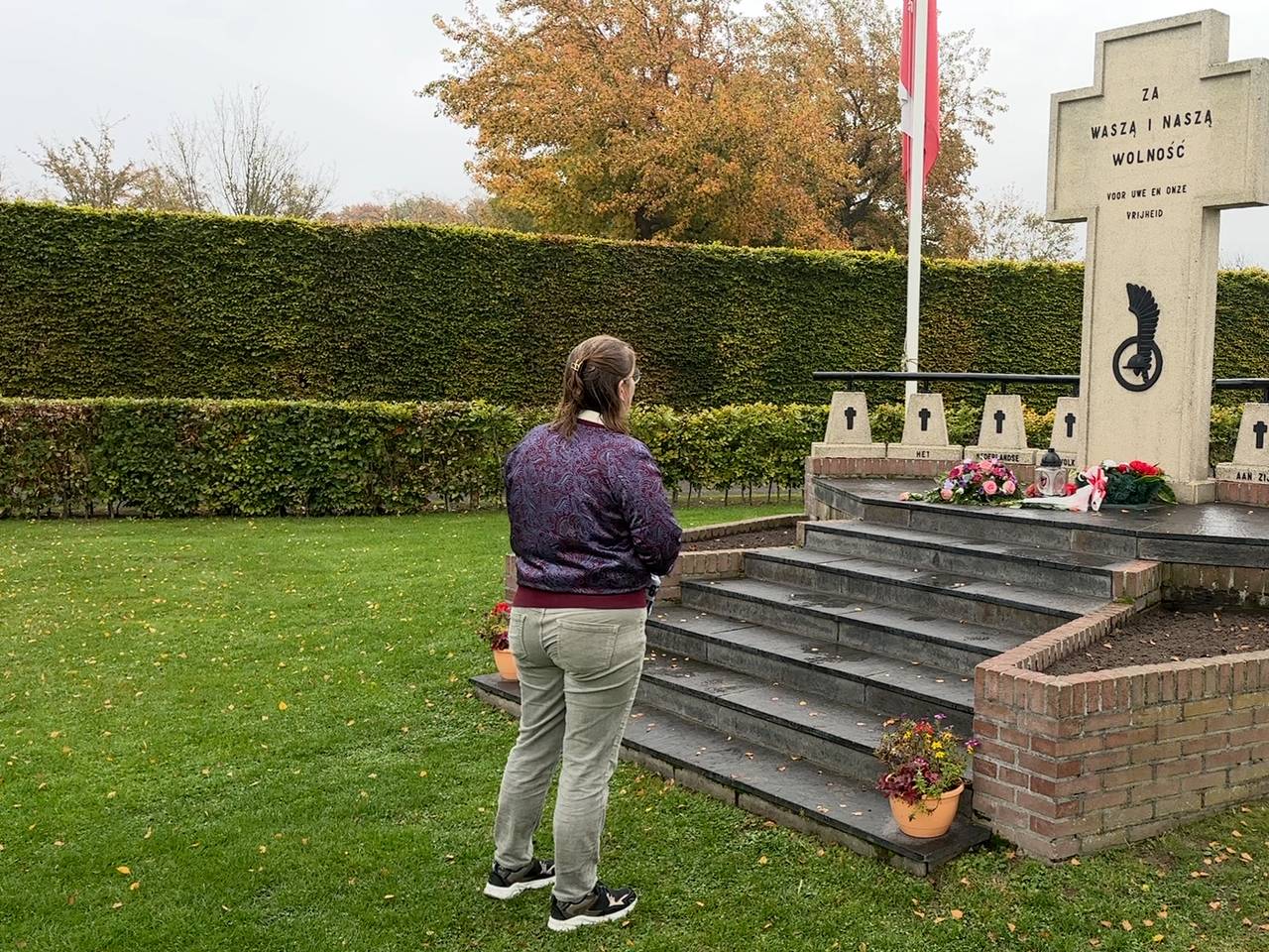 Wendy Dujardin op het Poolse ereveld aan de Ettensebaan in Breda (foto: Ronald Sträter).