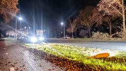 Mogelijk dronken automobilist rijdt lantaarnpaal uit de grond