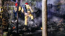 De brandweer doofde het vuur op het chaletpark in Milheeze (foto: Harrie Grijseels/SQ Vision).