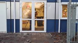 De ramen zijn gesloopt bij basisschool De Kroevendonk. (Foto: Noël van Hooft)