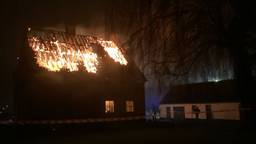 Vrijstaand huis in lichterlaaie, brandweer krijgt hulp uit België