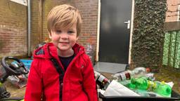 Sjors (3) haalt statiegeldflessen op voor kankeronderzoek