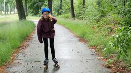 Benthe (11) skeelert 250 kilometer voor onderzoek naar haar darmziekte