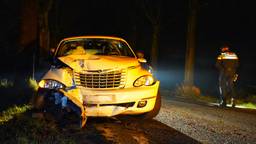 Automobilist rijdt tegen drie bomen en raakt gewond (foto: Jeroen Stuve/SQ Vision).