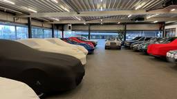 Het autohotel in Veghel staat vol luxe auto's (foto: Jos Verkuijlen).