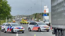 Voorbijgangers misdroegen zich na een ongeval (foto: verkeerspolitie Zeeland-West-Brabant/Twitter).