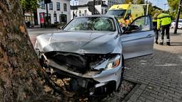 Een auto is donderdagochtend gecrasht op de Spoorlaan in het centrum van Tilburg