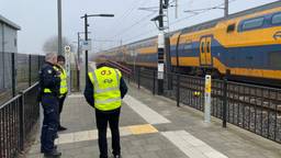 Bewaking op NS station Maarheeze (foto: Omroep Brabant).