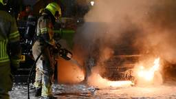 Auto vliegt in brand, ook twee andere auto's verwoest