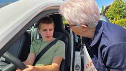 Een bijzondere rijles voor blinde en slechtziende scholieren