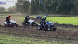 De waaghalzen halen op de grasmaaier een snelheid van bijna honderd kilometer per uur (foto: Omroep Brabant).