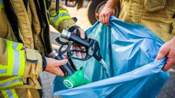 Tankpistolen van benzinepomp gesloopt, slang lekt brandstof
