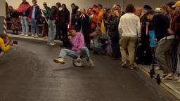 Deze illegale zeepkistenrace in een parkeergarage is traditie in wording