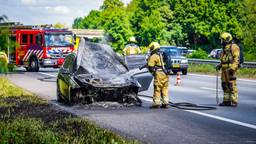 Auto in lichterlaaie op A50, extra brandweerwagen vast in file