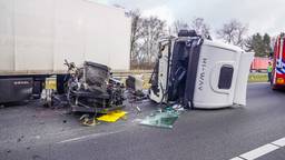 Een deel van de ravage op de A67 bij Helenaveen (foto: Dave Hendriks/SQ Vision Mediaprodukties).