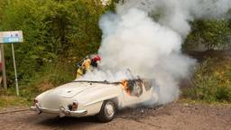 Net opgeknapte oldtimer vliegt in brand