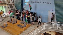 Pro-Palestijnse demonstranten proberen dinsdagmiddag met een lawaaiprotest een debat van EU-lijsttrekkers op de Technische Universiteit Eindhoven (TU/e) te verstoren
