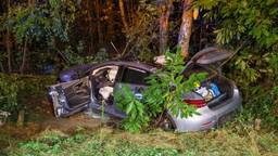 Man zwaargewond na crash, slachtoffer door brandweer uit auto bevrijd