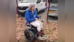 De moeder van Zjos in de rolstoel die het moet worden (foto: Zjos Dekker).