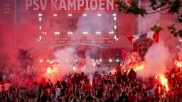 Suppoters hoesten wanneer ze vol in de rook staan
