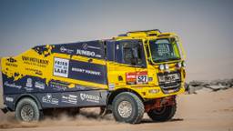 Jan en Ben van de Laar met hun truck in het Midden-Oosten tijdens de Dakar Rally van 2020.