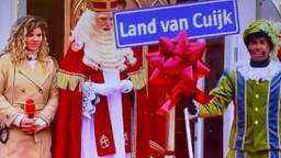 Sinterklaas geeft de vijf burgemeesters een nieuw plaatsnaambord. Screenshot: uitzending NPO.