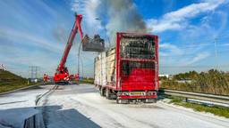 Brandende vrachtwagen met sloopauto's op A50