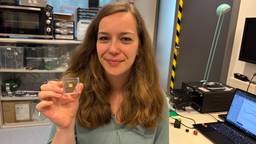 Kaylee Hakkel laat de fotonische superchip zien (Foto: Imke van de Laar)