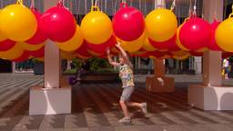 Hollen tussen gele en rode skippyballen: kunst om mee te spelen in Tilburg