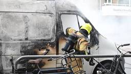 Rijdende bestelbus vliegt in brand: 'honderden pakketjes verloren gegaan'