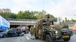 Lange file door botsing legerjeep met auto op de A16
