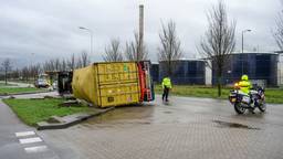 Vrachtwagen met augurken gekanteld