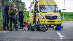 Motorrijder botst tegen boom: slachtoffer ernstig gewond naar ziekenhuis