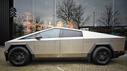 Stijn (23) rijdt met de eerste Tesla Cybertruck door Brabant: ‘Heel apart'