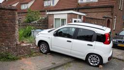 Een automobilist reed zondag een muur in aan de Jan van Bruhezestraat in Steenbergen.