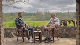 Filmmaker Martijn met Noud in Tanzania (beeld: Vergezocht/Omroep Brabant).