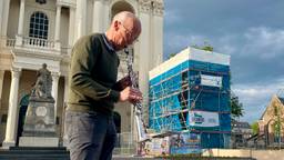 Wim de Veth speelt in Oudenbosch volkslied Vaticaanstad