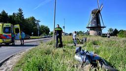 De bestuurder van een auto heeft maandagmiddag rond kwart over vijf in Oisterwijk vermoedelijk een motorrijder over het hoofd gezien. Het gevolg: een botsing op de kruising van de Pannenschuurlaan met de Langvennen-Noord. Door de klap vloog de motor de be