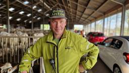 Boer Anton in zijn koeienstal, waar de bezoekers van Paaspop doorheen rijden (foto: Noël van Hooft).