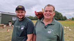 Kippenboer Peter werkt samen met hulpboer Michiel in de kipcaravan