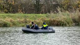 Een speciaal team zoekt het kanaal af (foto: Leon Voskamp).