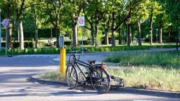 In Uden gebeurde maandagmiddag een ongeluk met twee jonge fietsers en een auto. De aanrijding was op de Volkelseweg. De fietsers zijn naar een ziekenhuis gebracht.