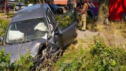 Auto raakt van de weg en komt in sloot tot stilstand